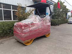 豪利777官网机械一台双钢轮座驾压路机打包发往青岛市
