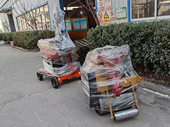 豪利777官网1台手扶压路机和移动灯车打包发往绍兴